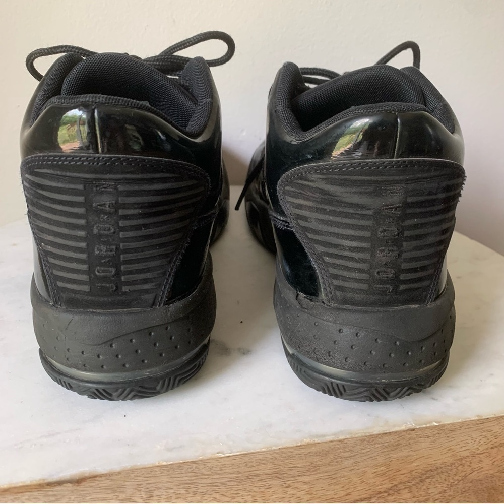 Jordan Max Aura 2 Men's Athletic
Sneakers Air Jordan Black on Black 8.5 - Picture 6 of 16